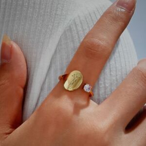 New 14K Gold Plated Dec/Holly Birthmonth Flower Signet Ring Symbol Of Strength